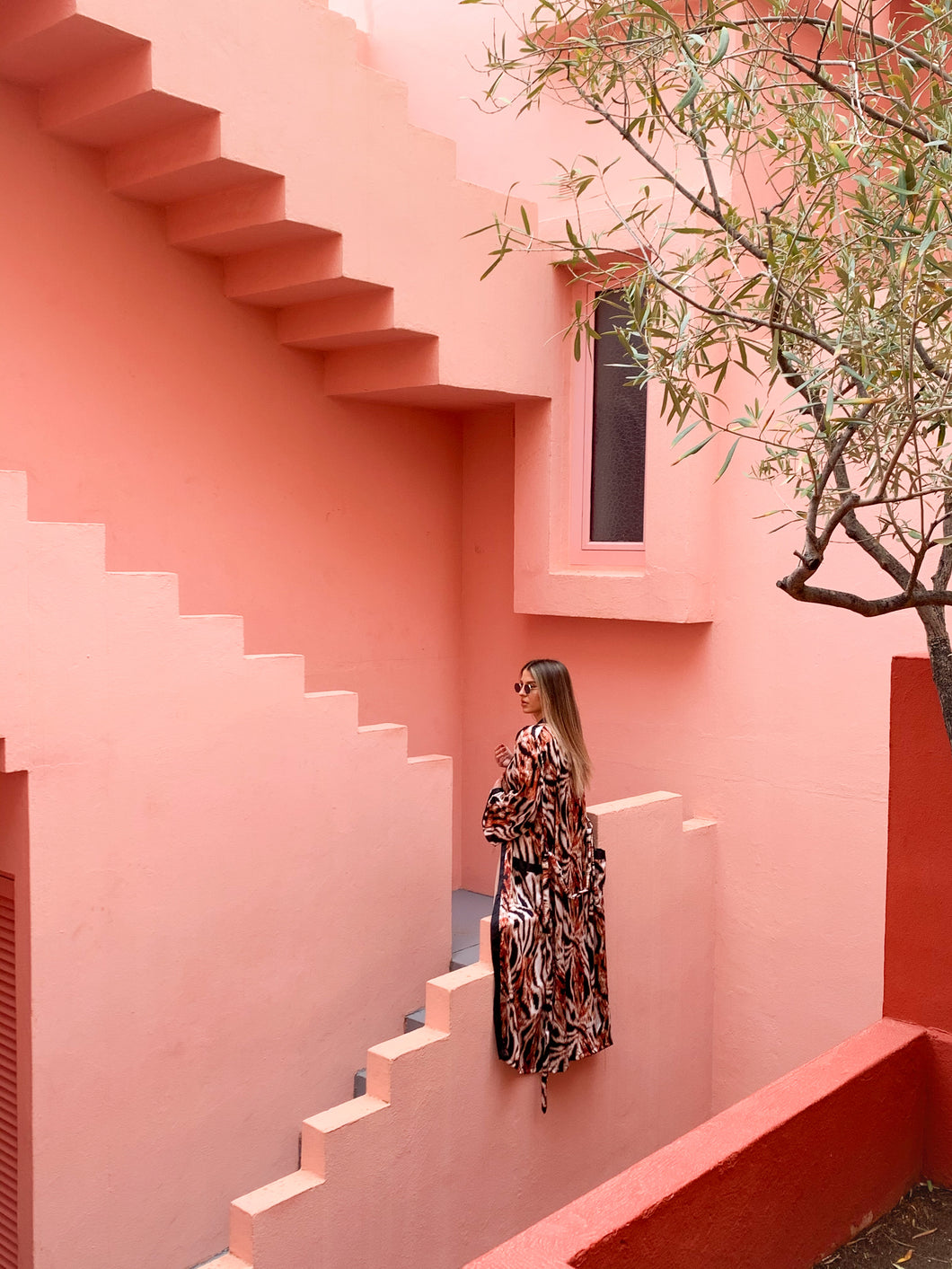 KIMONO ANIMAL PRINT, TIGER PRINT, GIRL WEARING KIMOIO IN AN IDYLLIC SET IN MURALLA ROJA SPAIN, KIMONO MADE OF SUSTAINABLE FABRICS, ETHICAL WORK